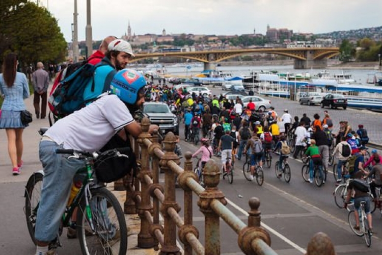 Kerékpáros felvonulás miatt jelentős dugók várhatóak Budapesten szombaton