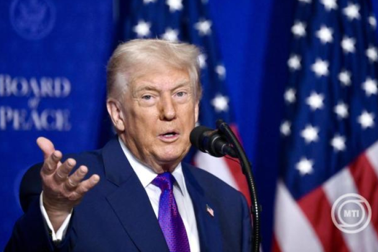 Az amerikai elnök 10-ről 15 százalékra emeli a globális vámtarifát