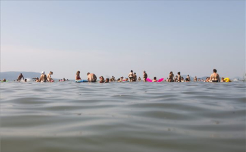 Vízibicikliről vízbe esett, majd eltűnt egy férfi a Balatonban