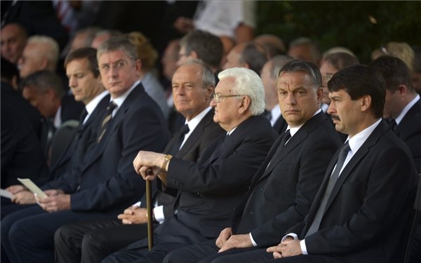 Horn Gyula temetése - Örök nyugalomra helyezték a volt kormányfőt