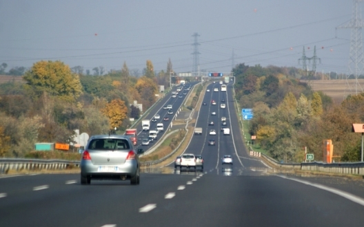 Négy teherkocsi és egy autó ütközött az M1-esen