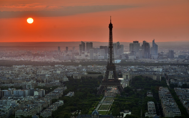 Megkezdődött az Eiffel-torony körül a golyóálló üvegfal építése