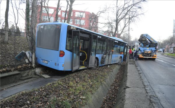 Kerítésnek gurult egy BKV-busz, senki sem sérült meg