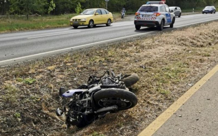 Pénzt követelt a mentősöktől a balesetet szenvedett motoros, amiért levágták róla a ruháját