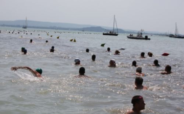 Egy héttel elhalasztják a 31. Balaton-átúszást