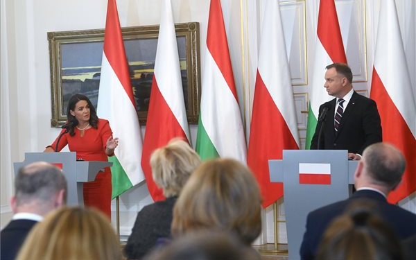 Andrzej Duda: Brüsszel késlelteti a magyar helyreállítási alap eszközeinek folyósítását