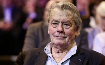 Alain Delon a tiltakozás ellenére életműdíjat kapott Cannes-ban