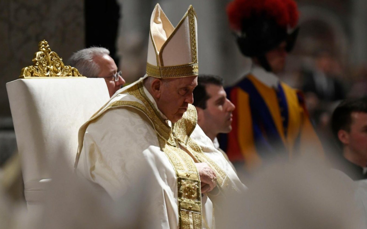 Ferenc pápa a mai világban megalázott Krisztusokról írt a nagypénteki meditációkban