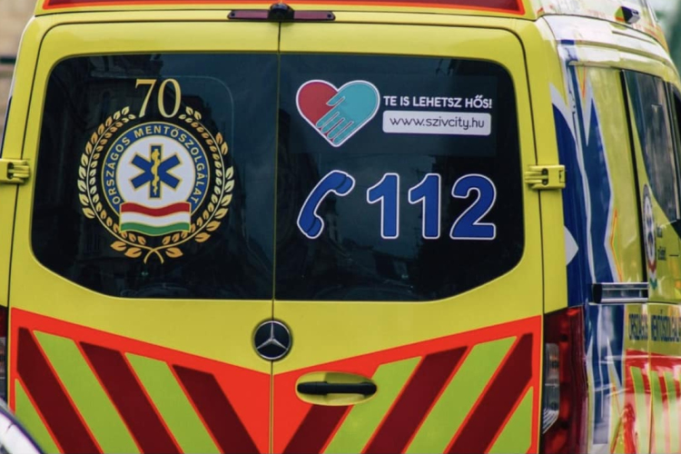 Azonnali hatállyal elbocsátottak egy beteget bántalmazó mentőst